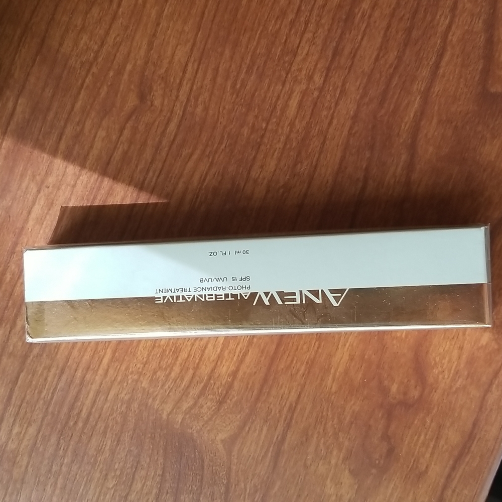Anew Alternative Photo - Radiance Treatment SPF 15 by Avon